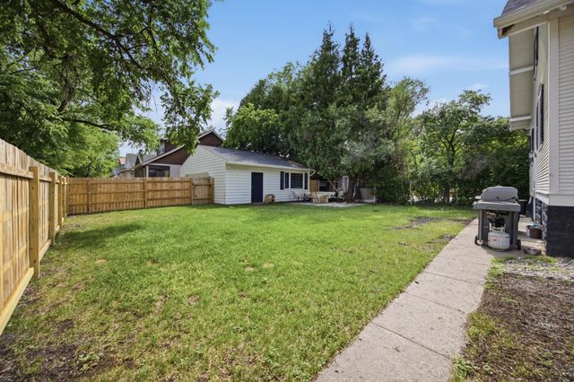 1402 8th Avenue S, Fargo, ND 58103