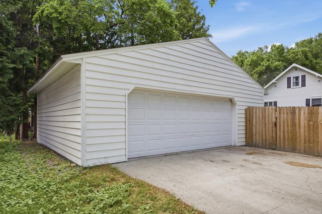 1402 8th Avenue S, Fargo, ND 58103