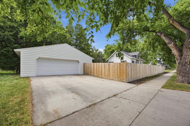1402 8th Avenue S, Fargo, ND 58103