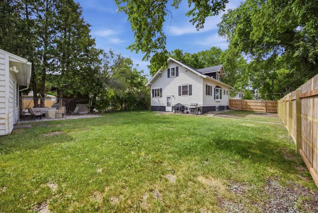 1402 8th Avenue S, Fargo, ND 58103
