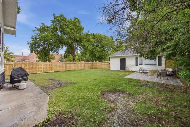 1402 8th Avenue S, Fargo, ND 58103