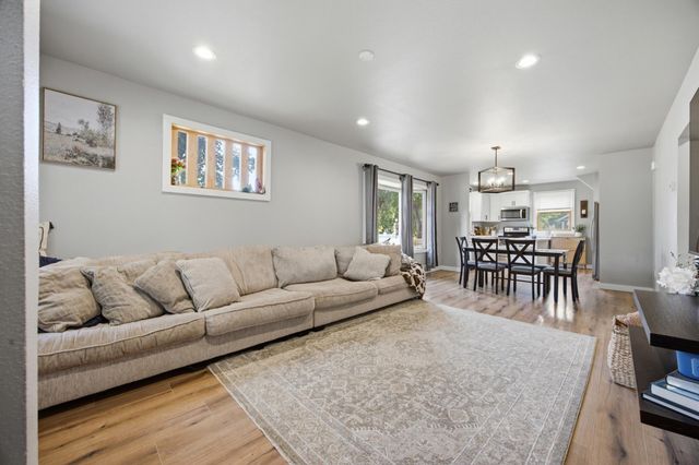 1402 8th Avenue S, Fargo, ND 58103