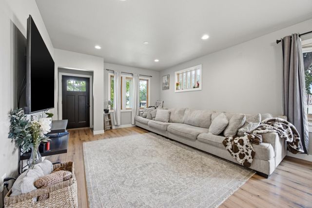 1402 8th Avenue S, Fargo, ND 58103