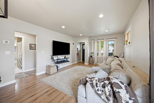 1402 8th Avenue S, Fargo, ND 58103