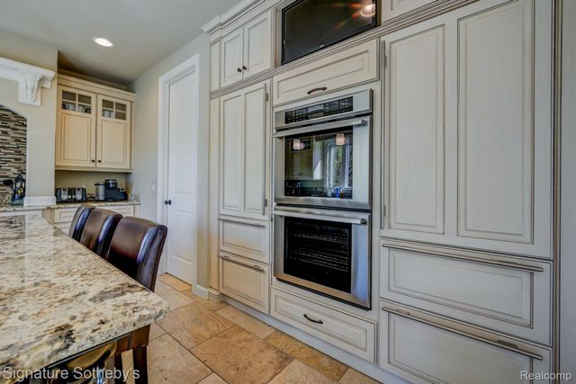 3225 Legacy Court, West Bloomfield Charter Township, MI 48323