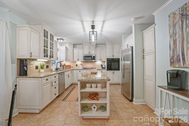 4616 20th Street Place NE, Hickory, NC 28601