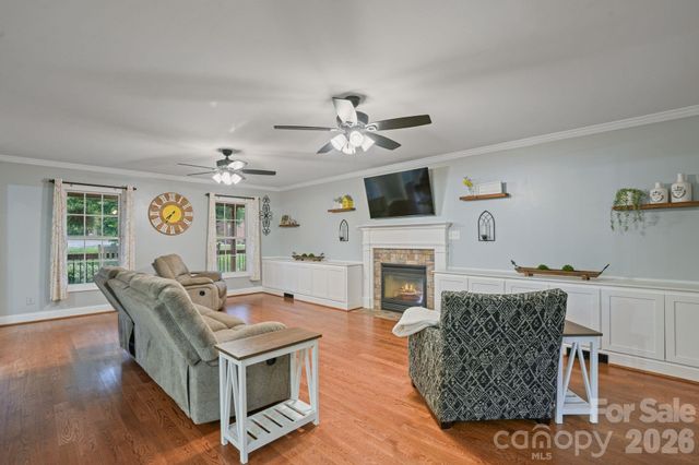 4616 20th Street Place NE, Hickory, NC 28601