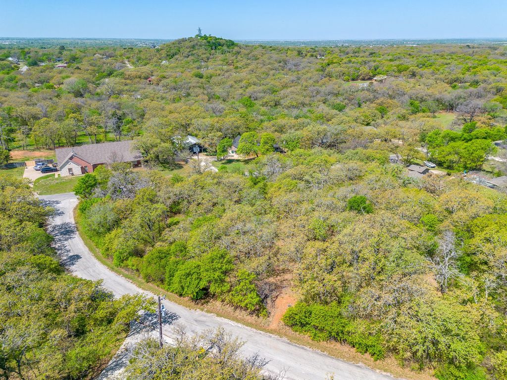 1000 Crazy Horse Trail, Burleson, TX 76028