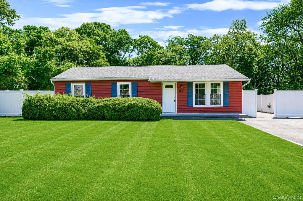 655 Post Avenue, Bellport, NY 11713