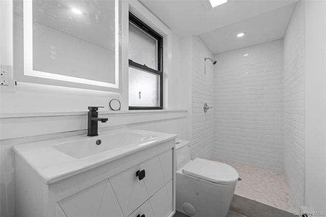 10 Lincoln Street, Farmingdale, NY 11735