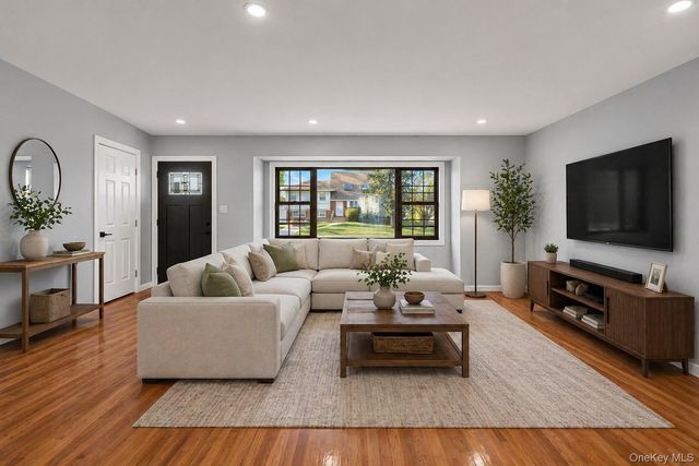 10 Lincoln Street, Farmingdale, NY 11735