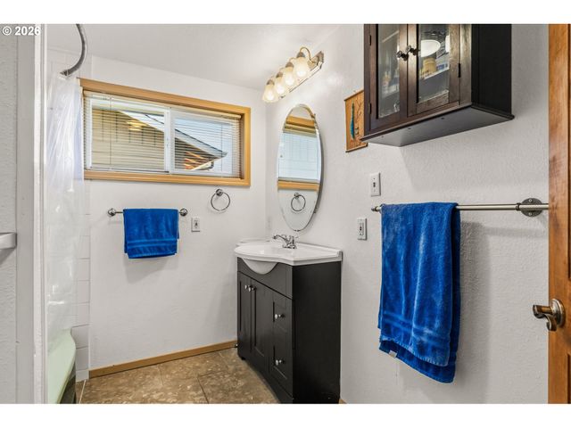 2956 WILLAKENZIE Rd, Eugene, OR 97401