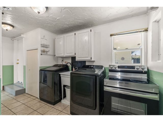 2956 WILLAKENZIE Rd, Eugene, OR 97401