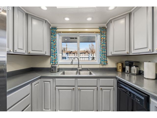 2956 WILLAKENZIE Rd, Eugene, OR 97401