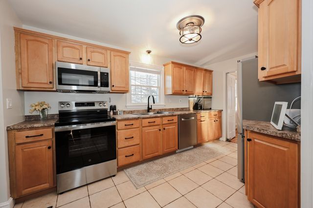 288 Oak Street, Manchester, NH 03104