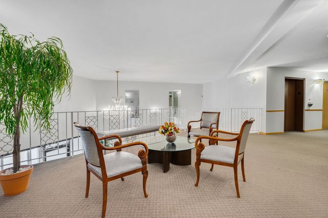 9820 S Pulaski Road 315, Oak Lawn, IL 60453