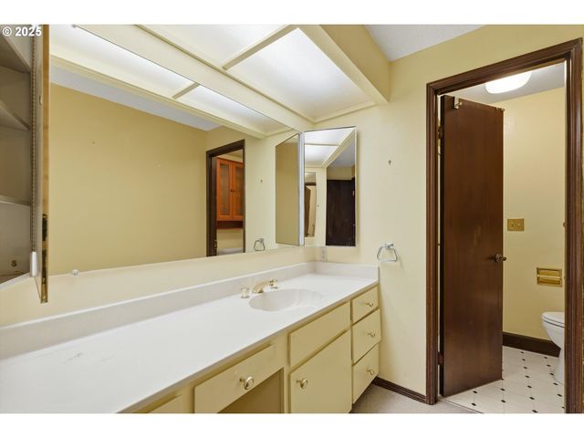 64 WHEATHERSTONE Ct 36, Lake Oswego, OR 97035