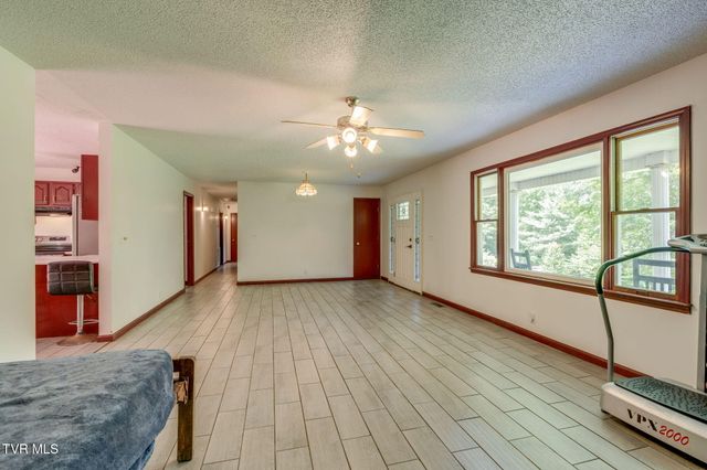 959 Dry Creek Road, Jonesborough, TN 37659