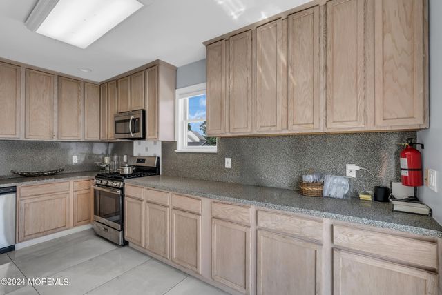 325 Roosevelt Avenue, Oakhurst, NJ 07755