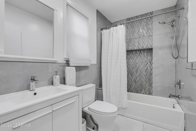 325 Roosevelt Avenue, Oakhurst, NJ 07755