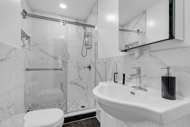 325 Roosevelt Avenue, Oakhurst, NJ 07755