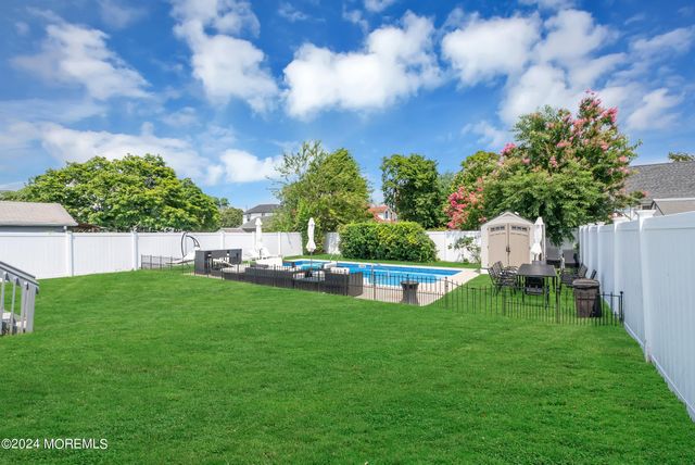 325 Roosevelt Avenue, Oakhurst, NJ 07755