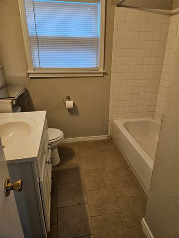 2221 N Shannon Street, Sherman, TX 75092