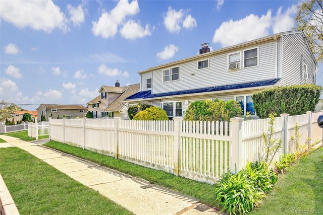 50 Gleaner Lane, Levittown, NY 11756