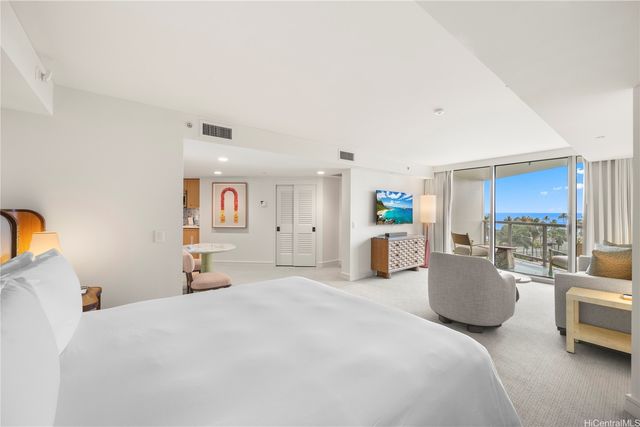 223 Saratoga Roads 817, Honolulu, HI 96815