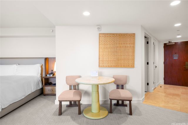 223 Saratoga Roads 817, Honolulu, HI 96815