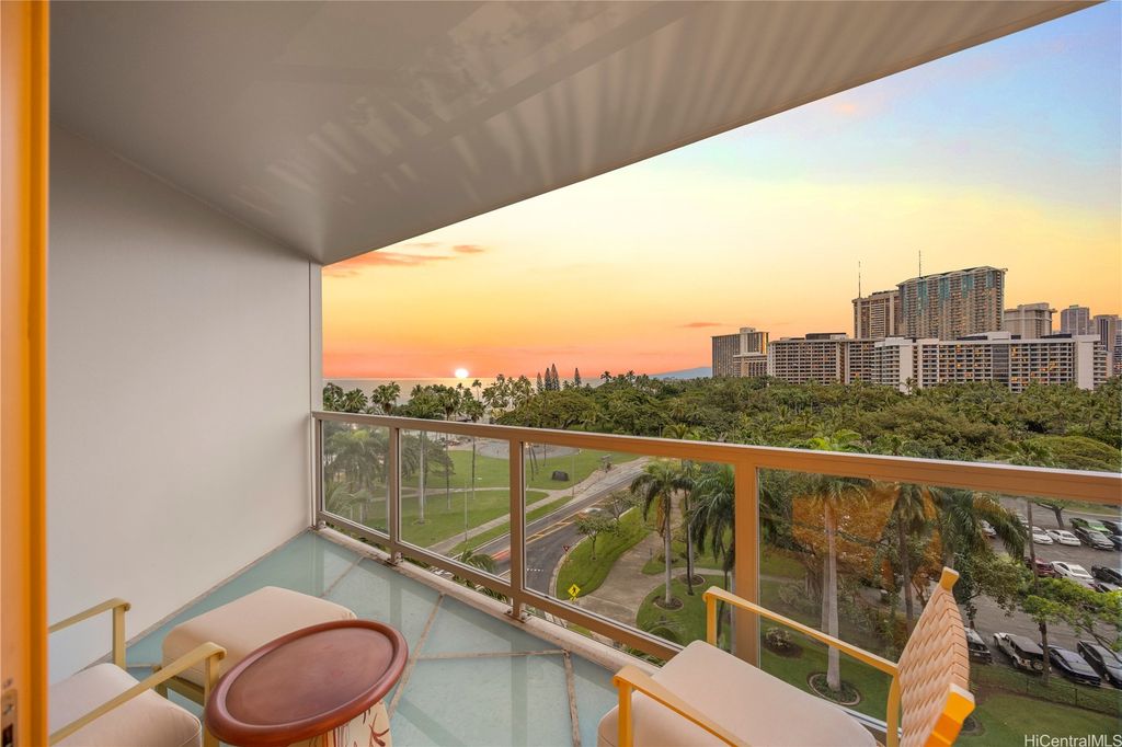 223 Saratoga Roads 817, Honolulu, HI 96815