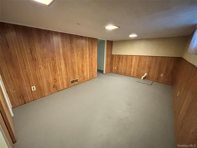 355 Pinelawn Avenue, Copiague, NY 11726