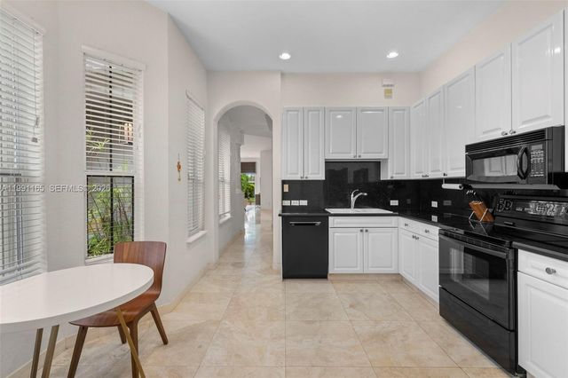 896 W Spinnaker Dr W 896, Hollywood, FL 33019