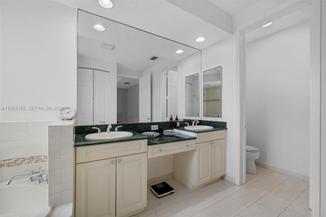 896 W Spinnaker Dr W 896, Hollywood, FL 33019