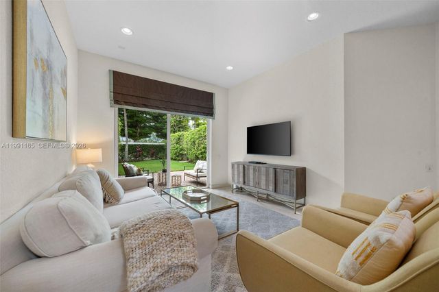 896 W Spinnaker Dr W 896, Hollywood, FL 33019