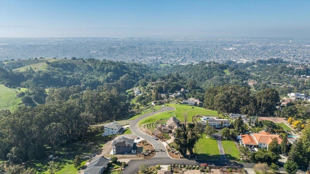 Image 1 of property listing at 6 Turner Ct, Oakland, CA 94605