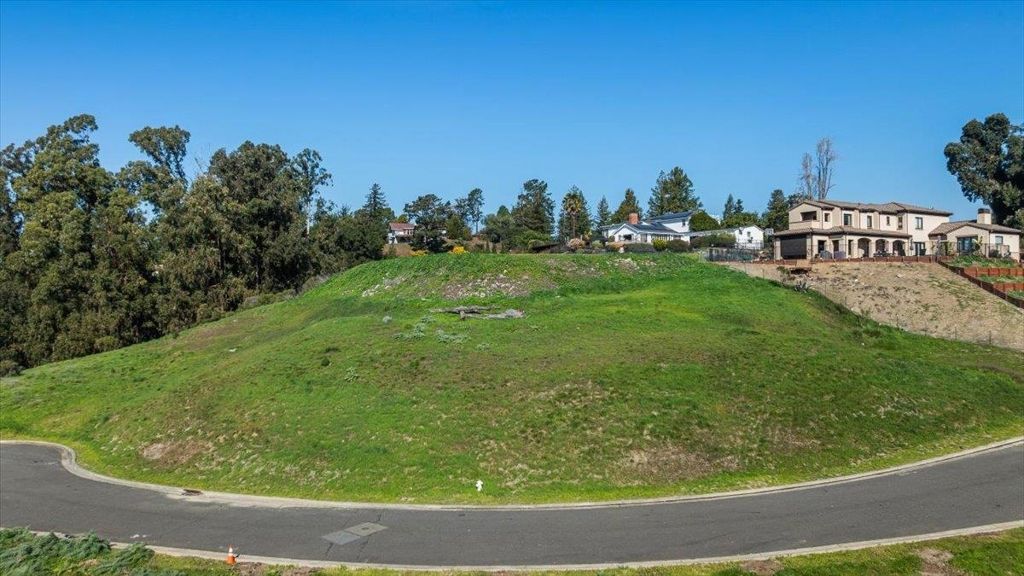 Image 12 of property listing at 6 Turner Ct, Oakland, CA 94605