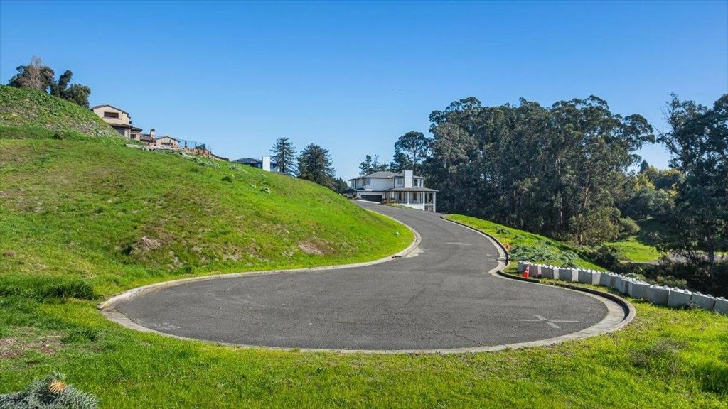 Image 13 of property listing at 6 Turner Ct, Oakland, CA 94605