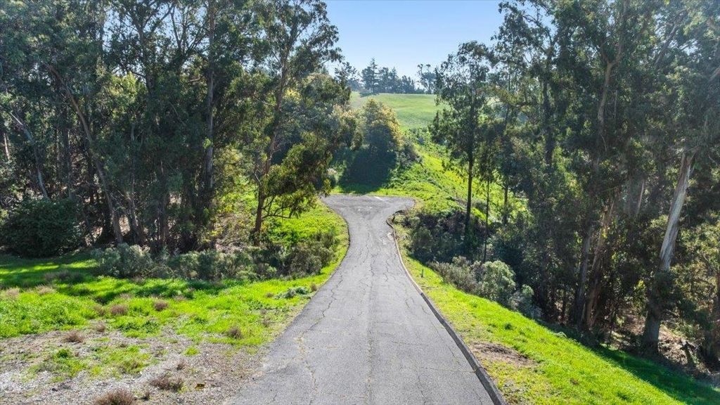 Image 14 of property listing at 6 Turner Ct, Oakland, CA 94605