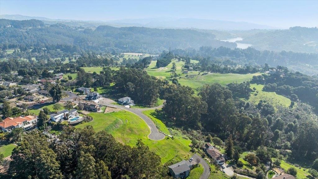 Image 16 of property listing at 6 Turner Ct, Oakland, CA 94605