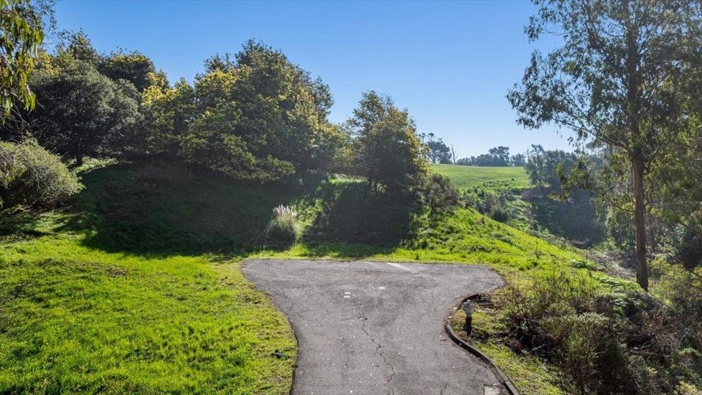 Image 18 of property listing at 6 Turner Ct, Oakland, CA 94605