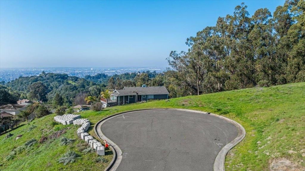 Image 21 of property listing at 6 Turner Ct, Oakland, CA 94605