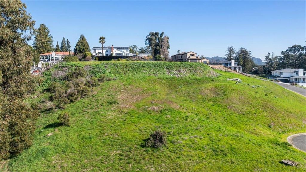 Image 23 of property listing at 6 Turner Ct, Oakland, CA 94605