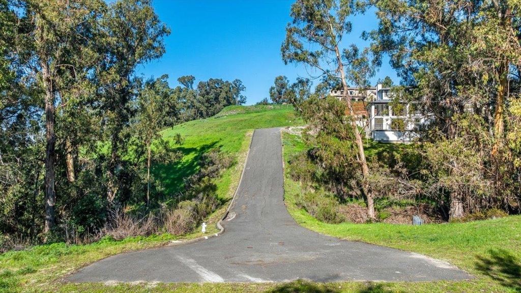 Image 24 of property listing at 6 Turner Ct, Oakland, CA 94605