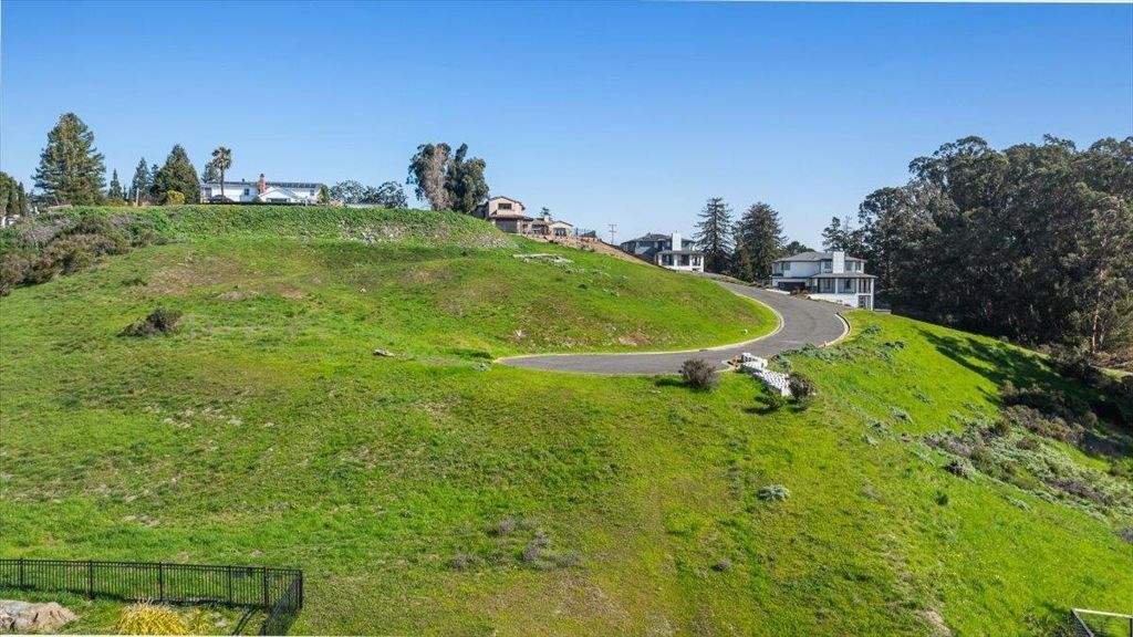 Image 27 of property listing at 6 Turner Ct, Oakland, CA 94605