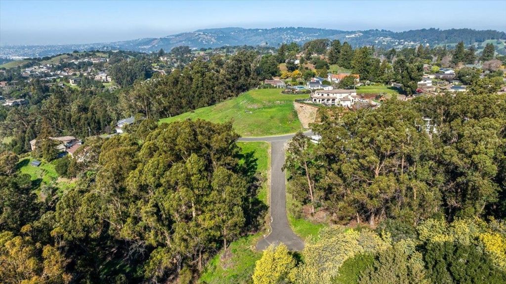 Image 28 of property listing at 6 Turner Ct, Oakland, CA 94605