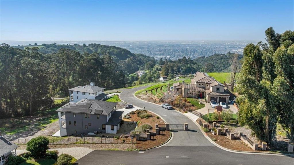 Image 6 of property listing at 6 Turner Ct, Oakland, CA 94605