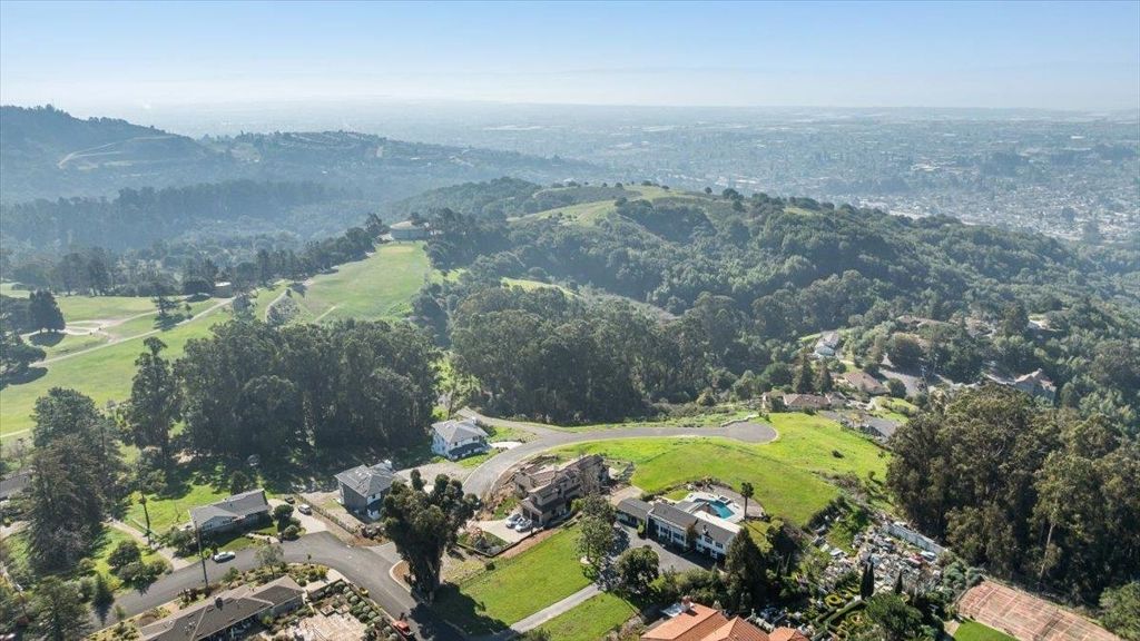 Image 7 of property listing at 6 Turner Ct, Oakland, CA 94605