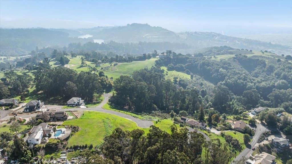 Image 8 of property listing at 6 Turner Ct, Oakland, CA 94605