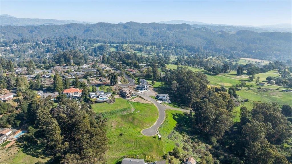 Image 9 of property listing at 6 Turner Ct, Oakland, CA 94605